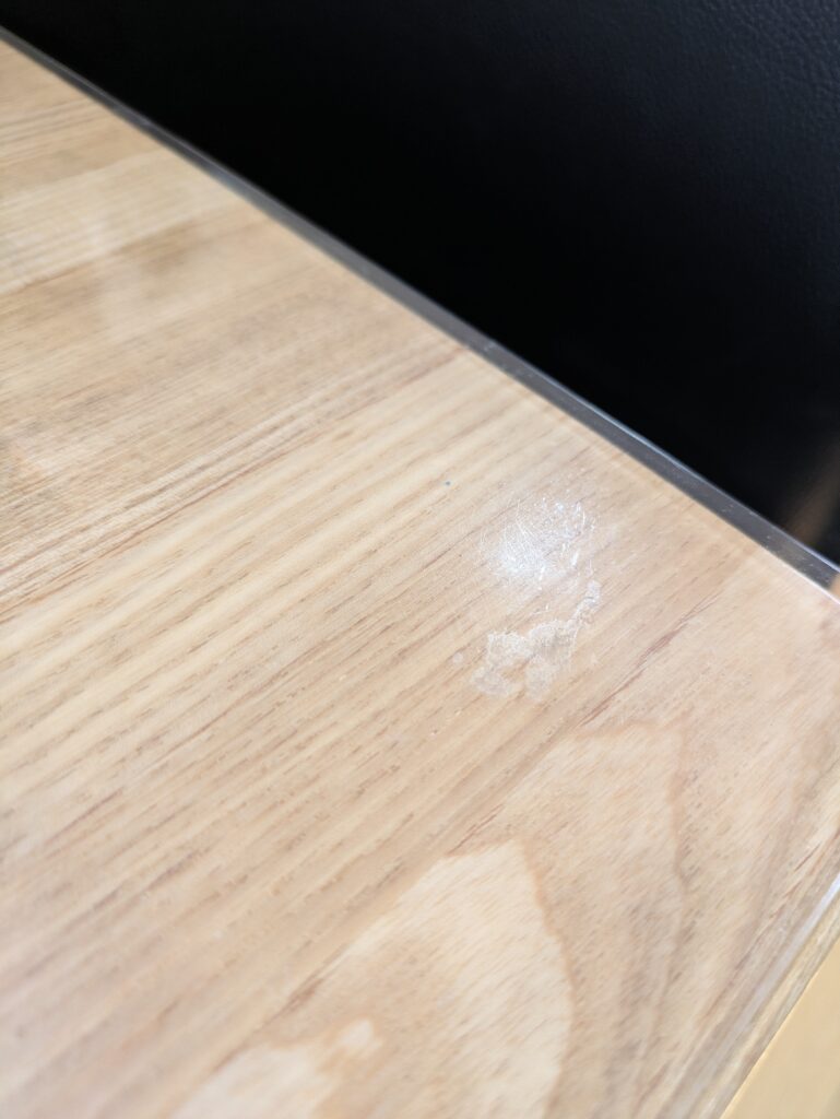 テーブルマットの粘着性の汚れ