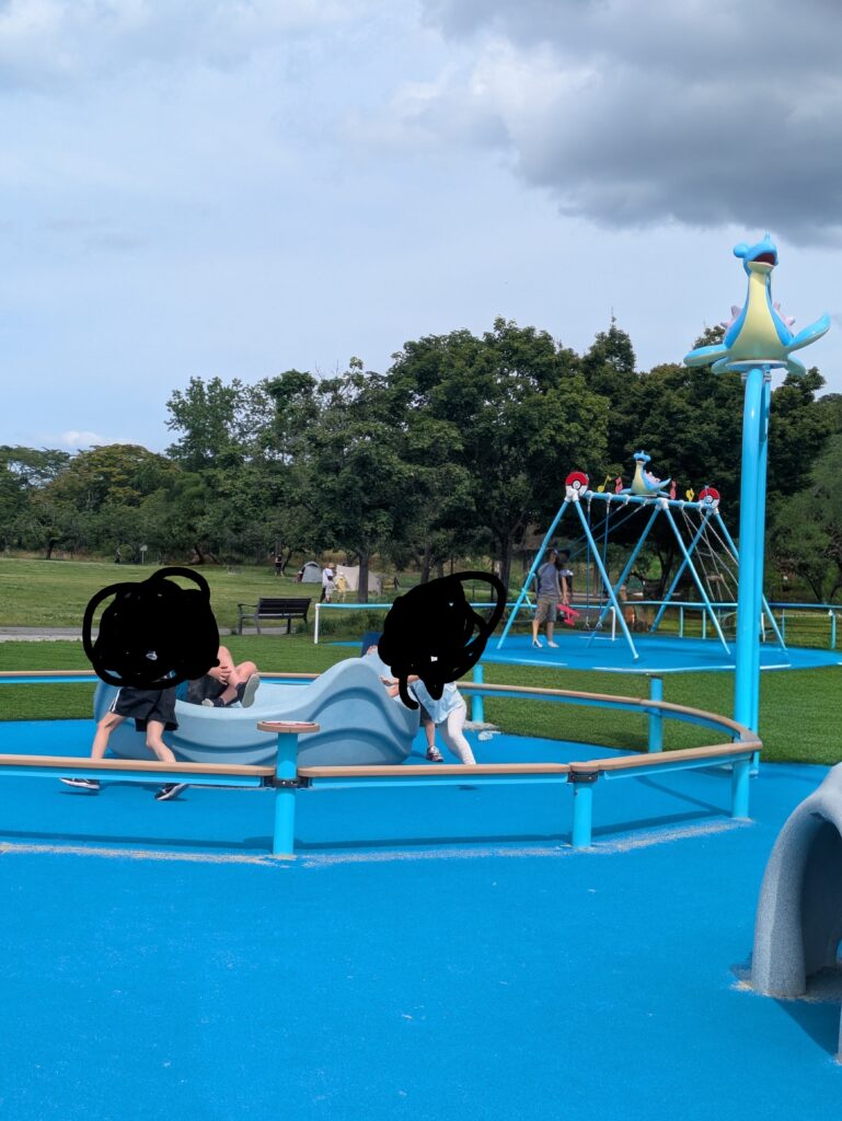 ぐるぐる回す遊具