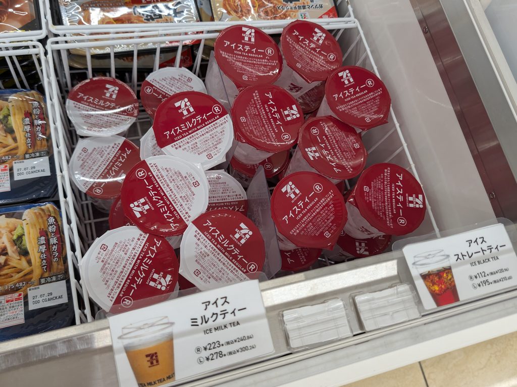 カップが陳列されている様子